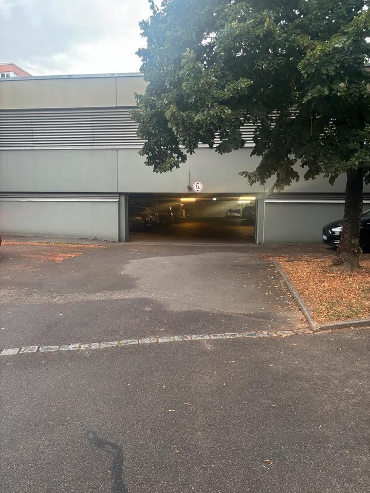 Vermiete Tiefgaragenstellplatz, abgeschlossen , Esslingen
