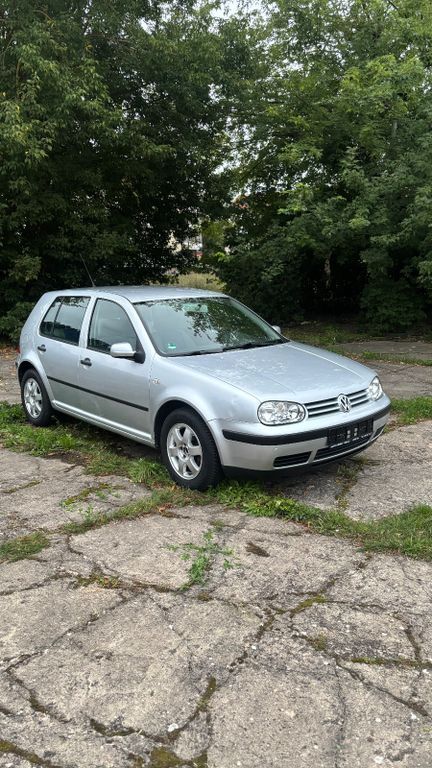 VW Golf 128.000 km 2.400 € Genthin 39307