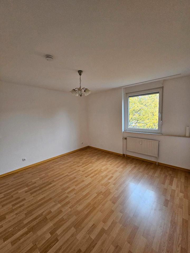 3-Zimmer Wohnung mit Balkon und Parkplatz zimmer