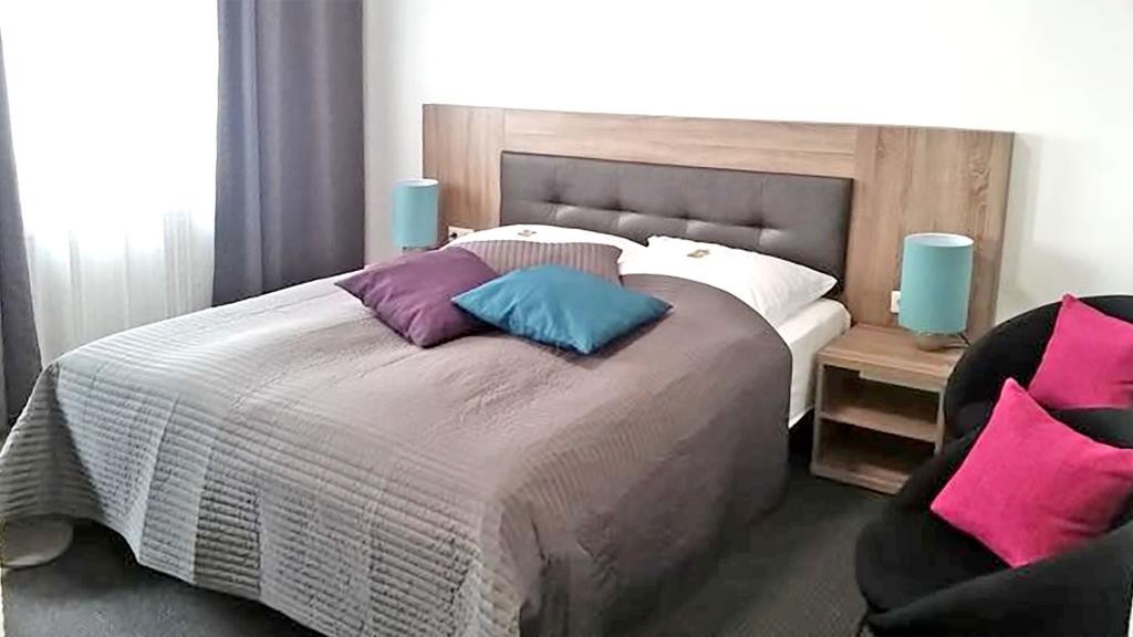 Gepflegtes Aparthotel mit 7 Gästezimmern, separatem Apartment und 5 Stellplätzen. - Gewerbeobjekt Herzogenaurach 10809572132 | Angebot:27720234