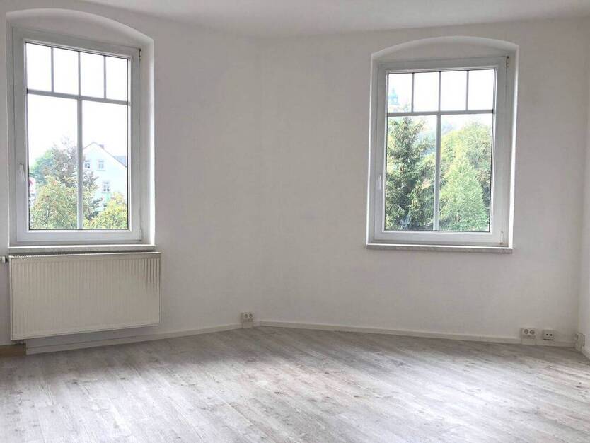 Gepflegte Zwei-Zimmer-Wohnung mit BalkonEinbauküche im Mietpreis enthaltenTageslichtbad zentral gelegen am Fuße der Augustusburg