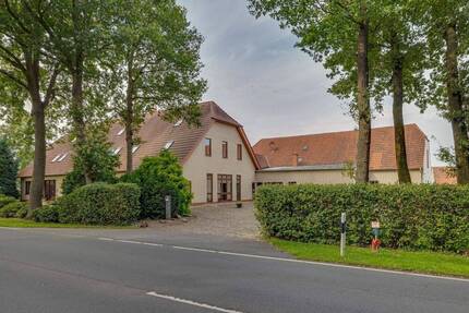 Geräumiges ZFH mit riesigem Grundstück, div. Nebengebäuden, Pferdeboxen, Reitplätzen, Ställen uvm. 1 zimmer