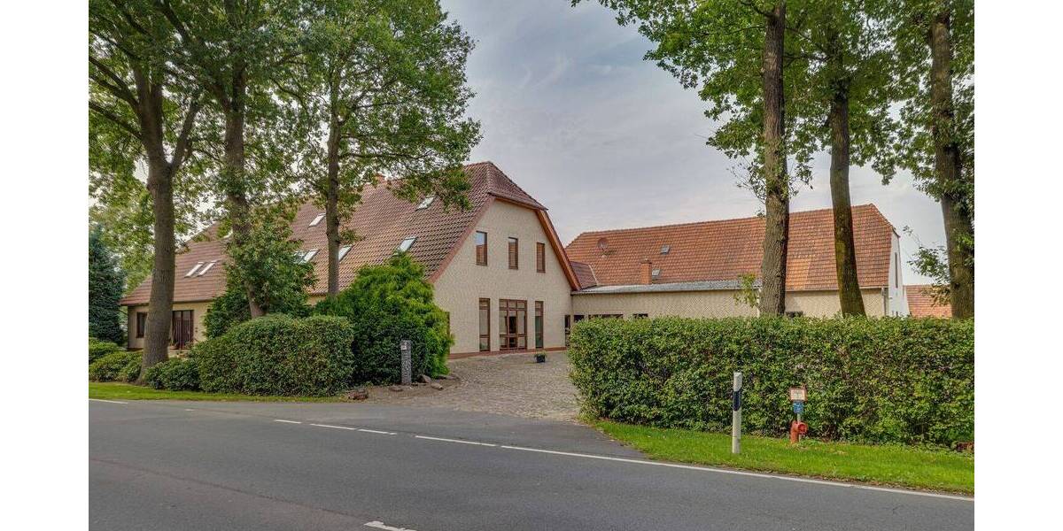 Geräumiges ZFH mit riesigem Grundstück, div. Nebengebäuden, Pferdeboxen, Reitplätzen, Ställen uvm. 1 zimmer