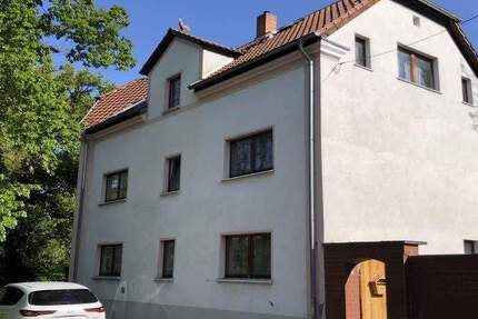 Halle-Wörmlitz: Wohnhaus zum Sanieren, mit Nebengelass und Garagen, Nähe zur Saale 1 zimmer