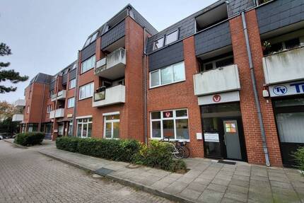 Vermietete Praxis im EG (ca. 130 m²) mit 4 PKW-Stellplätzen in Lübeck-Buntekuh