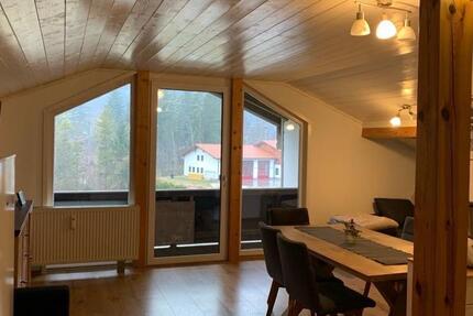 2-Zimmer-Dachgeschosswohnung mit zwei Balkonen zimmer