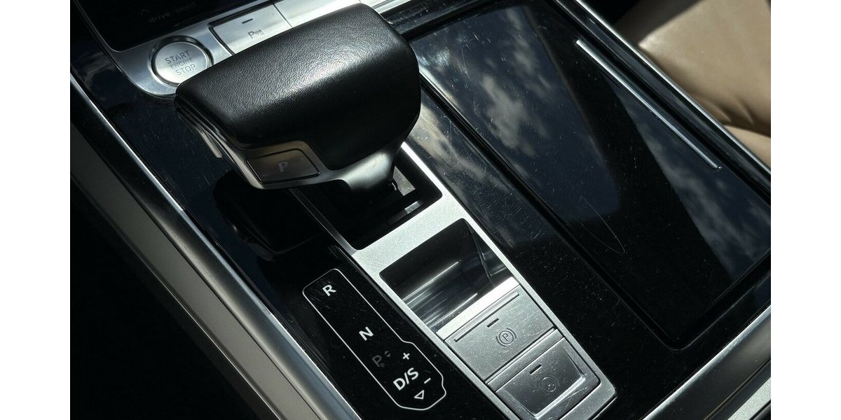 Audi Q8 50 TDI QUATTRO/ASSIST TOUR/VIRTUAL/ACC/AHK 181.351 km 34.800 &euro; Villingen-Schwenningen 78054