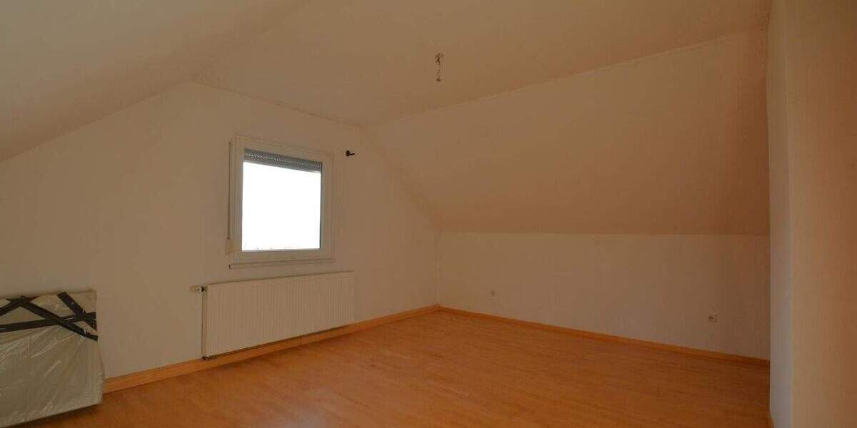 Ruhig gelegenes Wohnhaus mit Balkon, Terrasse, Garage, Carport und Aussicht in Gerolstein-Müllenborn 5 zimmer