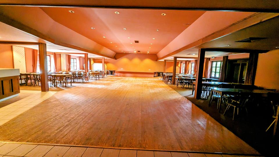 Vielseitig nutzbare Gastronomieräume zu vermieten: perfekt als Lager, Büro oder Veranstaltungsort mit Sektbar. zimmer