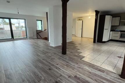 schöne Dachgeschosswohnung mit Balkon zimmer