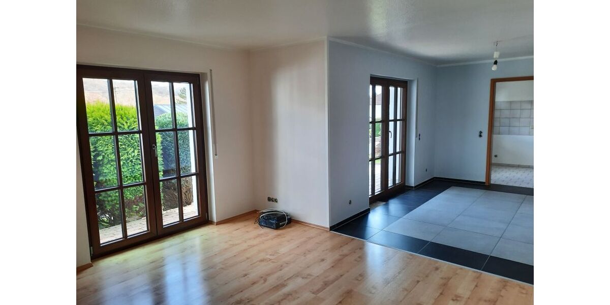 Wohntraum im Grünen: Attraktive, helle 2-Zimmer-EG-Wohnung mit Terrasse, modernisiert & renoviert auf parkähnlichem Areal, Raubach - 2- Raubach | Angebot:24576305