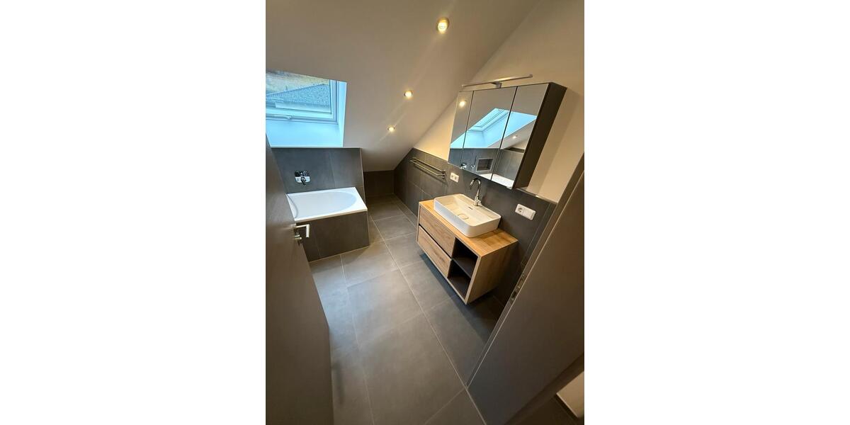 Dachgeschoßwohnung Siegen - 4 Zimmer, 103 m&sup2;, 1.200&euro; | Angebot:25402751