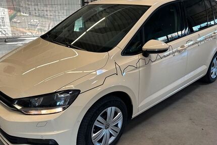 VW Touran 276.878 km 9.980 &euro; Euskirchen 53879