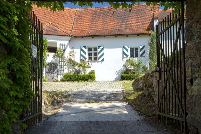 Prestige & Geschichte: Schlossflächen im Mariental für Ihr Business (208 m²)