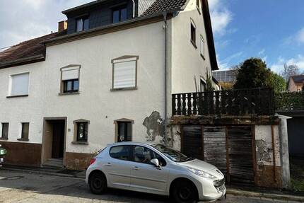 Einfamilienhaus mit Garten und Garage