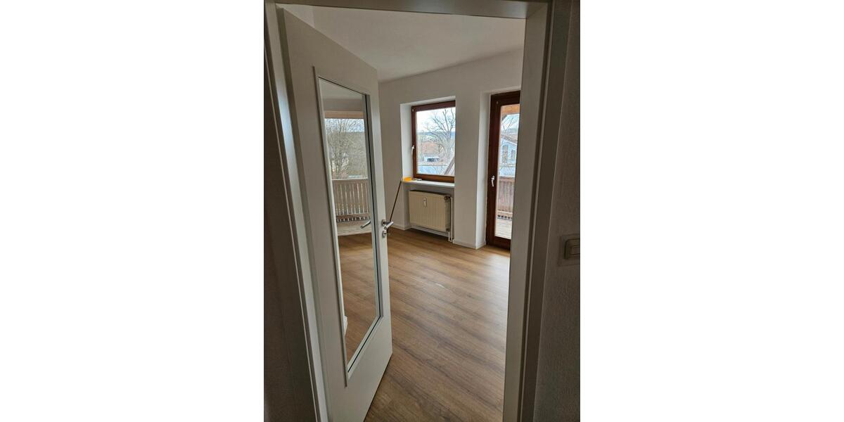 Dachgeschoßwohnung Regenstauf - 3 Zimmer, 92 m&sup2;, 900&euro; | Angebot:26033511