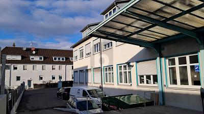 GERÄUMIGE LAGEREINHEIT IM HAFENGEBIET