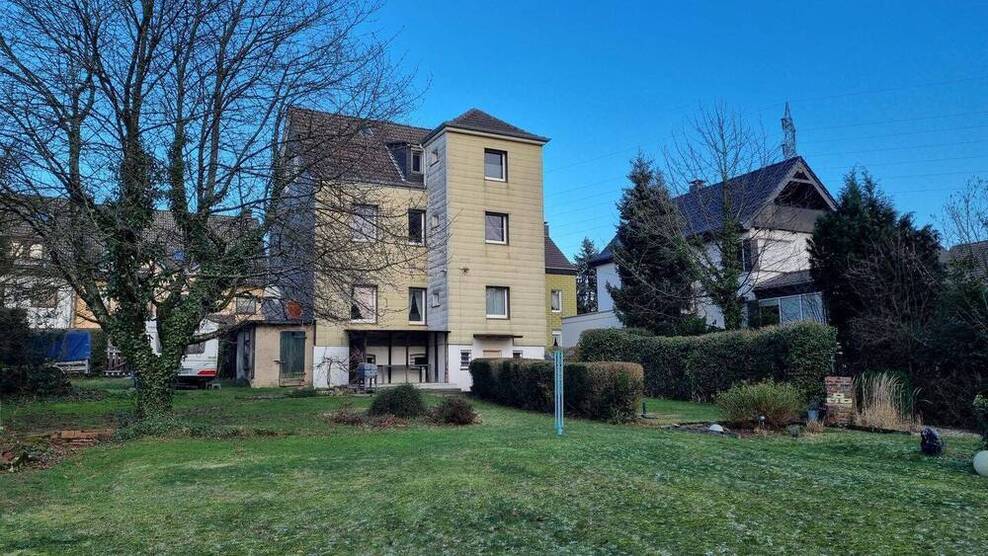 Freistehendes Ein-Zweifamilienhaus mit 9 Zimmern, 3 Bädern und ri