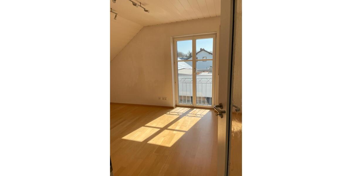 Dachgeschoßwohnung Ingolstadt Münchener Straße - 4 Zimmer, 122 m&sup2;, 1.190&euro; | Angebot:25440117