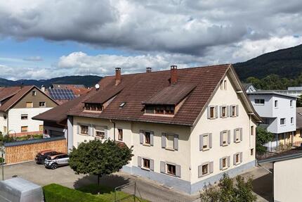 ruhige und familienfreundliche Lage | Dachgeschosswohnung mit 4 Zimmern | Balkon, Keller & Carport zimmer