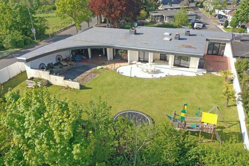 Provisionsfrei! Modernisierter Flachdachbungalow mit großem Garten in Erftstadt-Friesheim