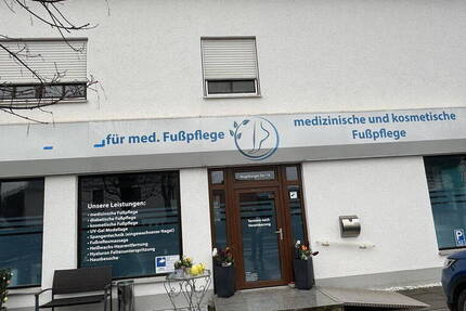 LadeneinheitBüroPraxisLager mit 8 Stellplätzen