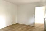 FÜ: Erstbezug! Attraktiv & repräsentativ, 2-Zi-Whg (2.OG) mit EBK, Balkon, Aufzug + TG-Stellplatz