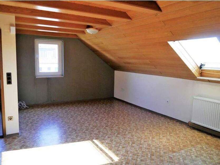 2-Familienhaus + DG-Wohnung mit großem Garten in ruhiger Lage! 8 zimmer