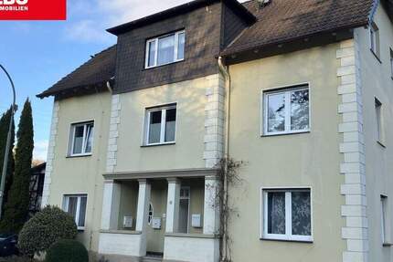 Dreifamilienhaus mit großer Halle und fünf Garagen 8 zimmer