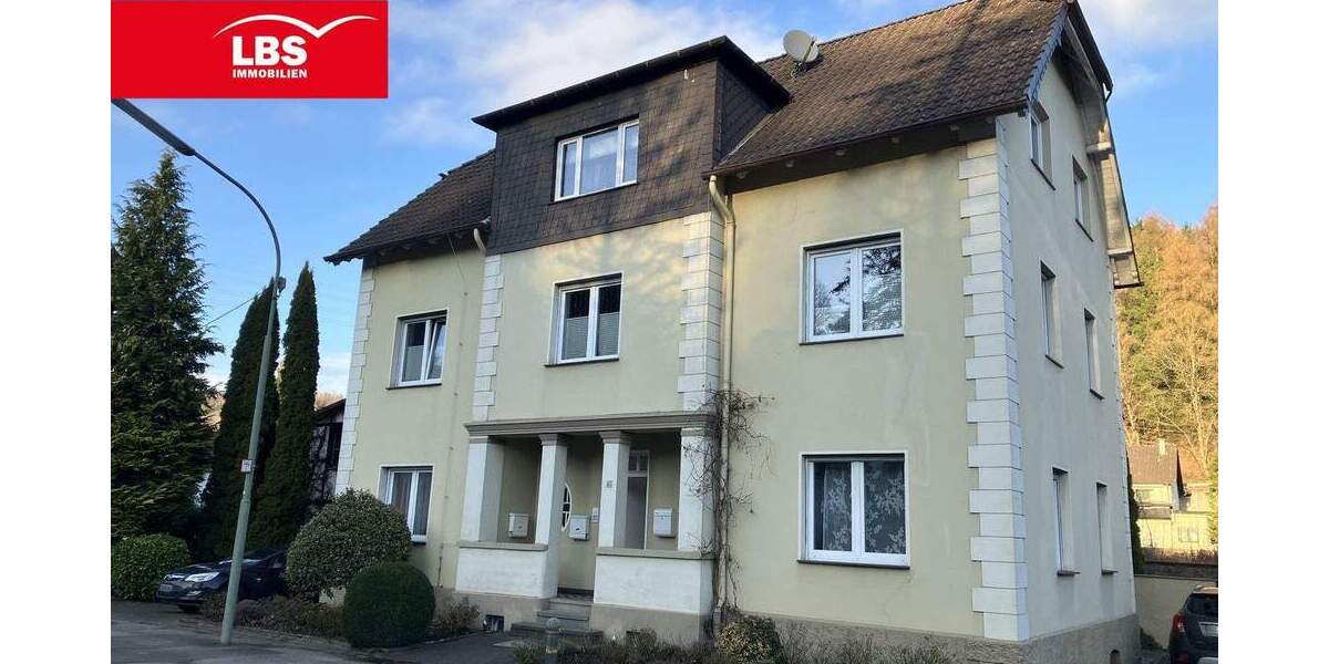 Dreifamilienhaus mit großer Halle und fünf Garagen 8 zimmer