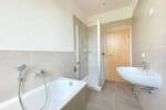 Top modernisierte 3-Zi.-Wohnung mit Tageslichtbad, Eichenparkett im WohnZimmer sowie opt. Stellplatz