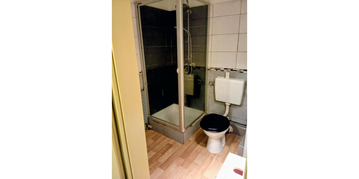 Zimmer-Appartement mit Balkon über die gesamte Breite. 1 zimmer