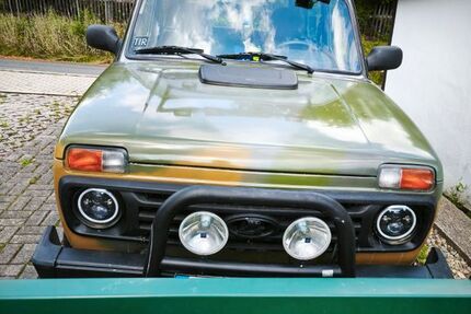 Lada Niva 70.700 km 9.500 € Schönbrunn 08485