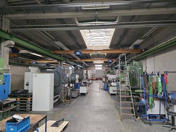 Gewerbeimmoblie mit Hallen- und Büroflächen zimmer