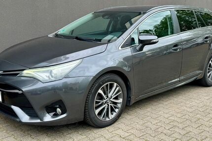 Toyota Avensis 208.000 km 7.990 &euro; Herford 32049