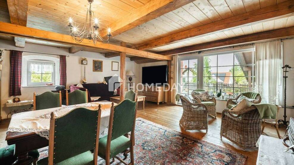 Geräumiges Haus mit 792 m² Nutzfläche, Scheune für 10 Fahrzeuge, Gartenparadies und Ausbaureserve