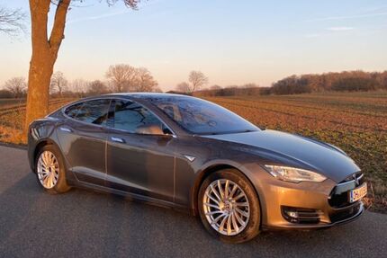 Tesla Model S 141.050 km 26.800 &euro; Scharbeutz 23684