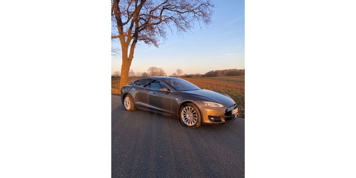 Tesla Model S 141.050 km 26.800 &euro; Scharbeutz 23684