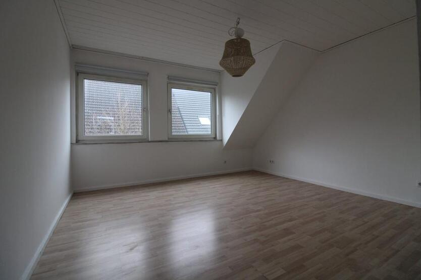 Charmante Dachgeschoßwohnung mit großem Balkon und Garage in Obe
