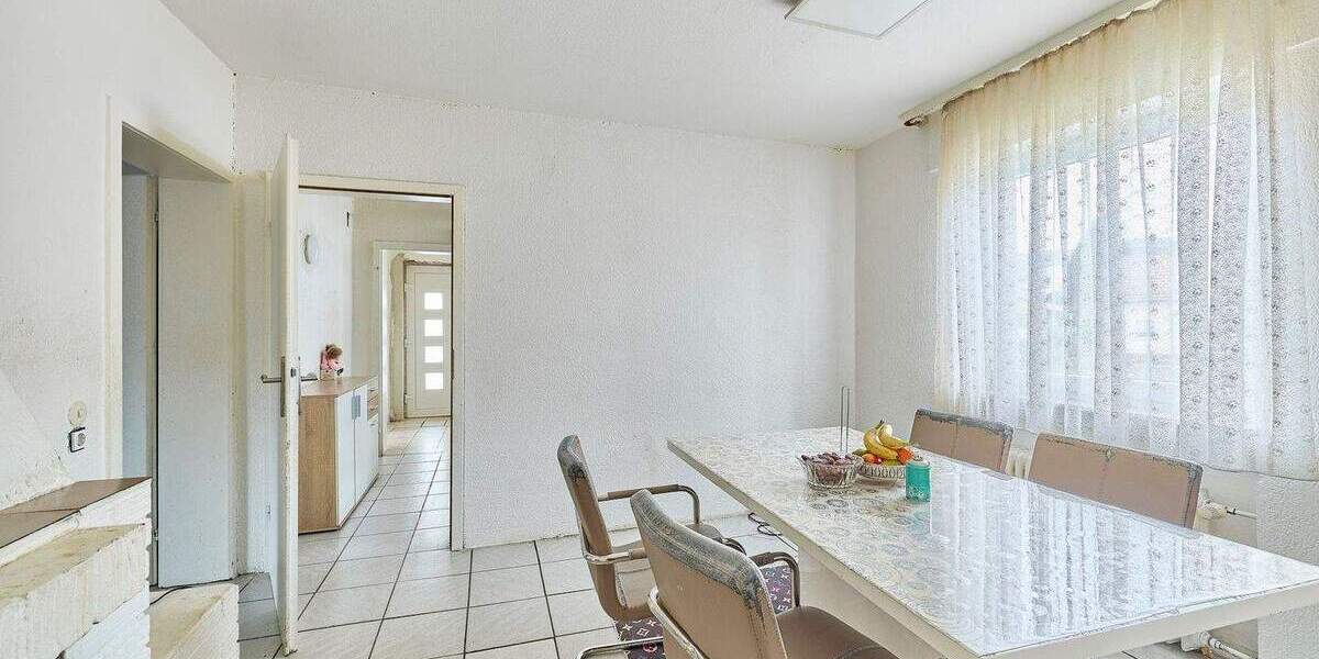 Sanierungsobjekt mit 829 m² Grundstück, 3 Garagen & flexiblem Nutzungskonzept - Mehrfamilienhaus, Wohnhaus Erbach | Angebot:25807636