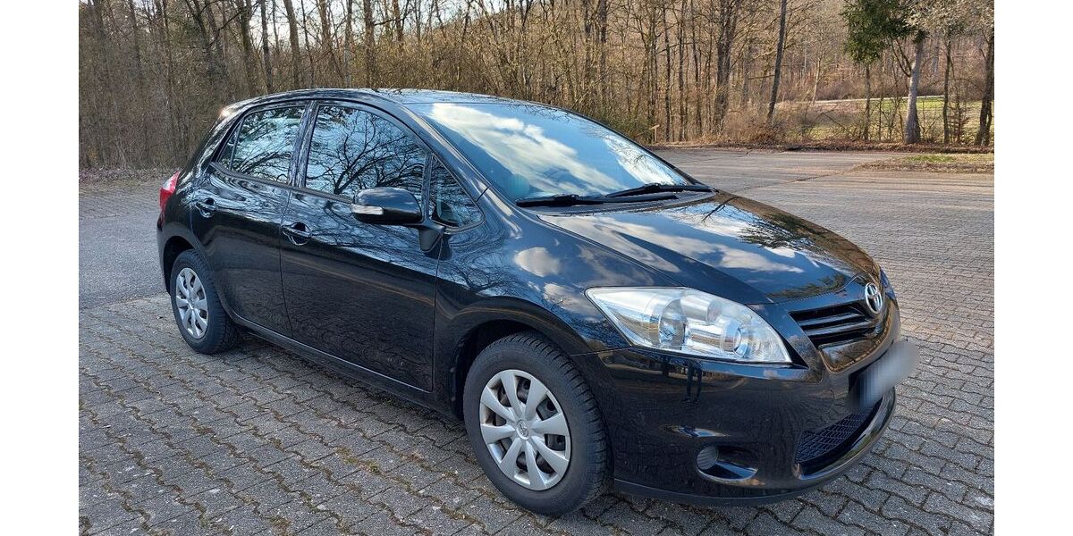 Toyota Auris 128.000 km 5.600 &euro; Schwäbisch Hall 74523
