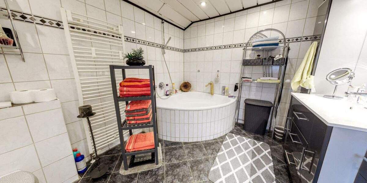 Design trifft Wohlgefühl - exklusiv modernisiertes Refugium mit Pool und Gartenidylle 3 zimmer