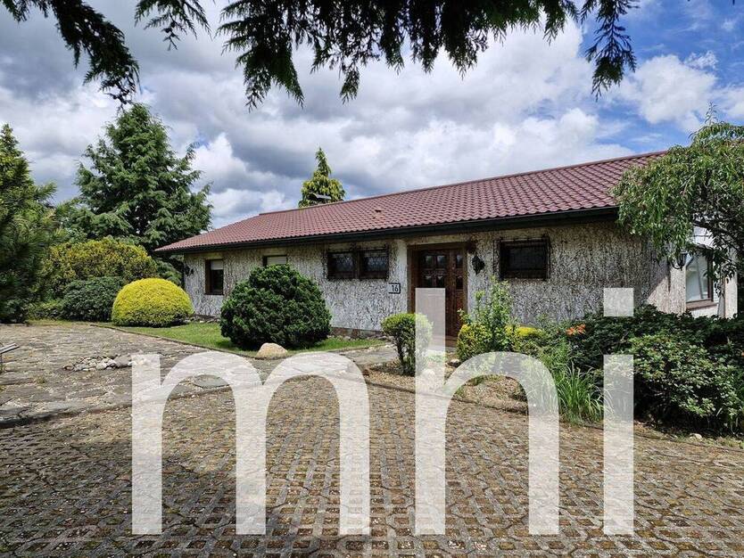 Much Hündekausen: Kleiner Bungalow mit 2 Garagen für die kleine Familie. 4 zimmer