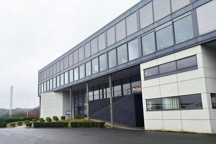 Produktionshalle 10.000m² – Befahrbar, mit Büro & KFZ-Nutzung möglich!