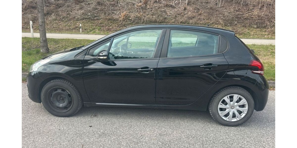 Peugeot 208 102.000 km 4.189 &euro; Altensteig 72213