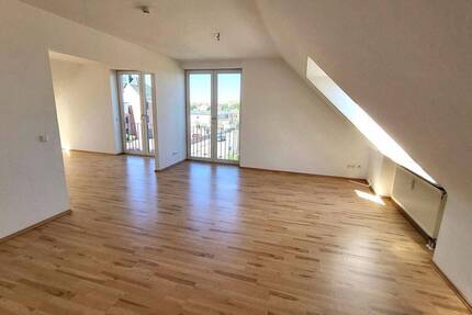 Seniorengerechte 5-Zimmer Dachgeschoss-Wohnung in Schkeuditz zu vermieten - WG geeignet! 5 zimmer