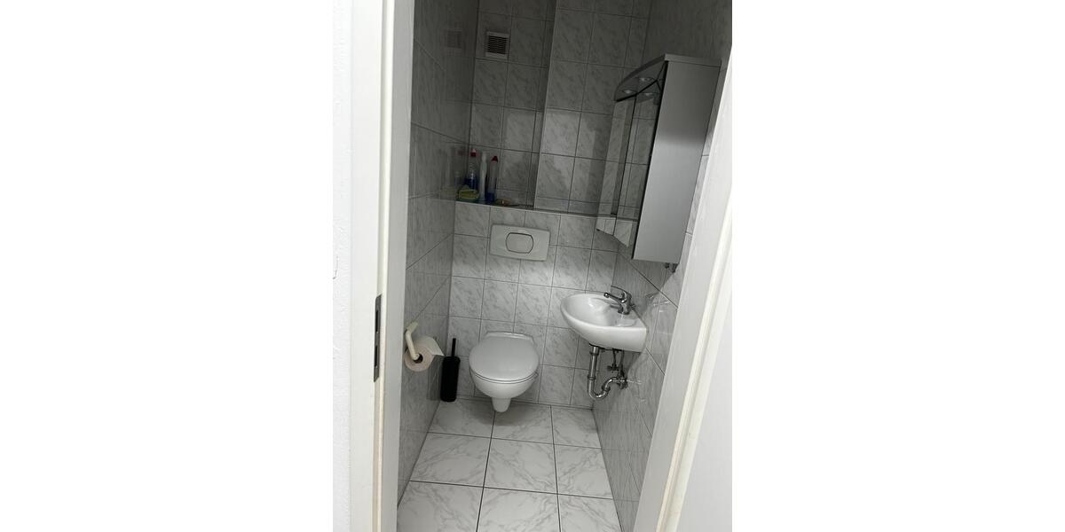 Dachgeschosswohnung mit 6 Zimmern und Balkon - ab 01.03.2026 frei 6 zimmer