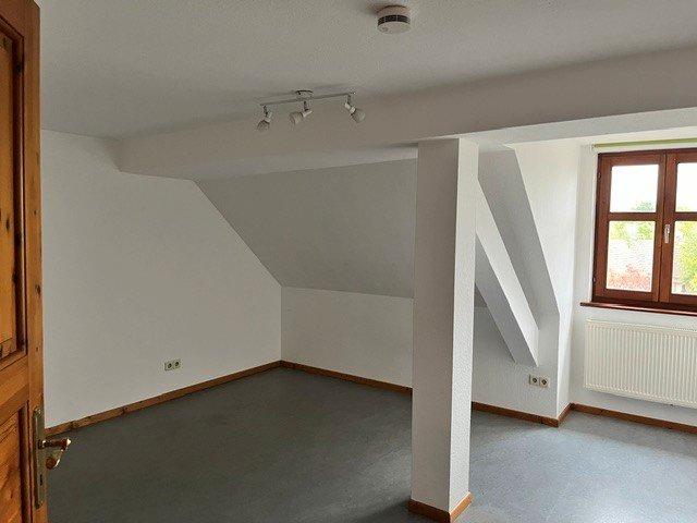 Dachgeschoßwohnung Lohfelden - 4 Zimmer, 135 m&sup2;, 1.350&euro; | Angebot:26663717