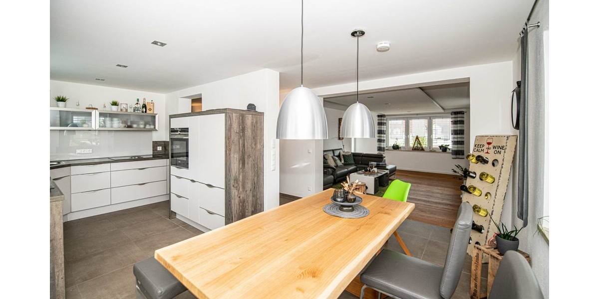 Modernes Wohnerlebnis – Großzügiges Zweifamilienhaus mit nachhaltiger Energietechnik und sofortiger Verfügbarkeit - Zweifamilienhaus Roding | Angebot:26855937