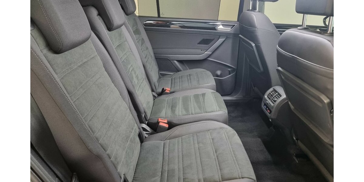 VW Touran Highline BMT LED ACC Nav Panorama 7-Sitze 37.700 km 27.850 &euro; Garrel 49681